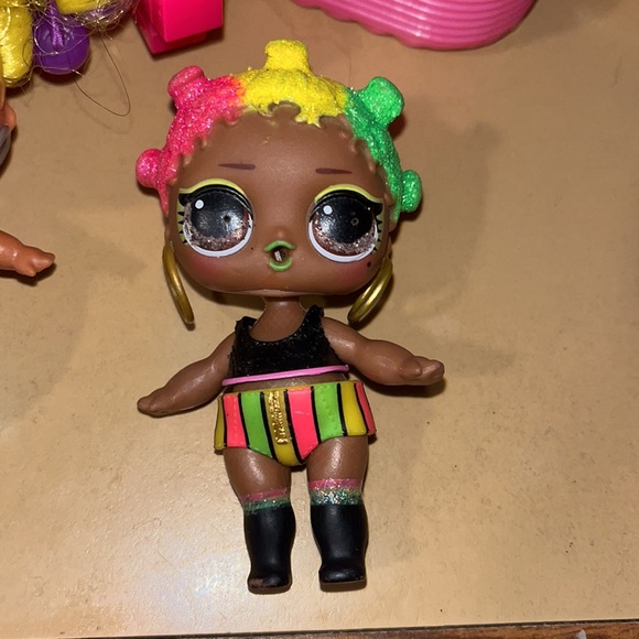 Selling bundle of USED L.O.L surprise dolls, accessories, furniture, and more! - Picture 2 of 15